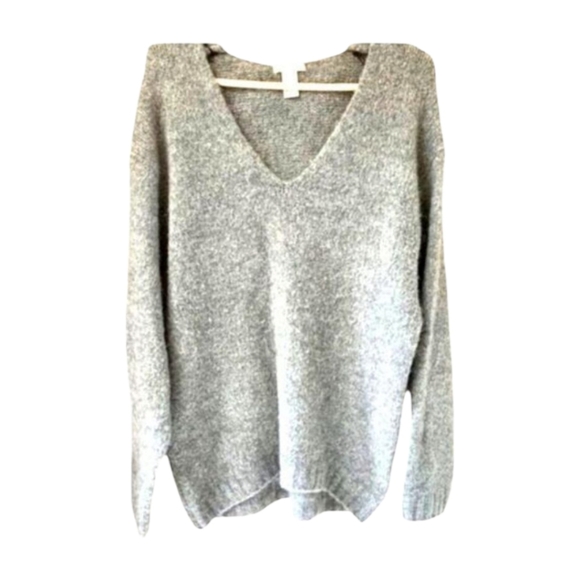 H& M Gray V- Neck Long Sleeve Sweater ( OVERSIZED) - Picture 2 of 8